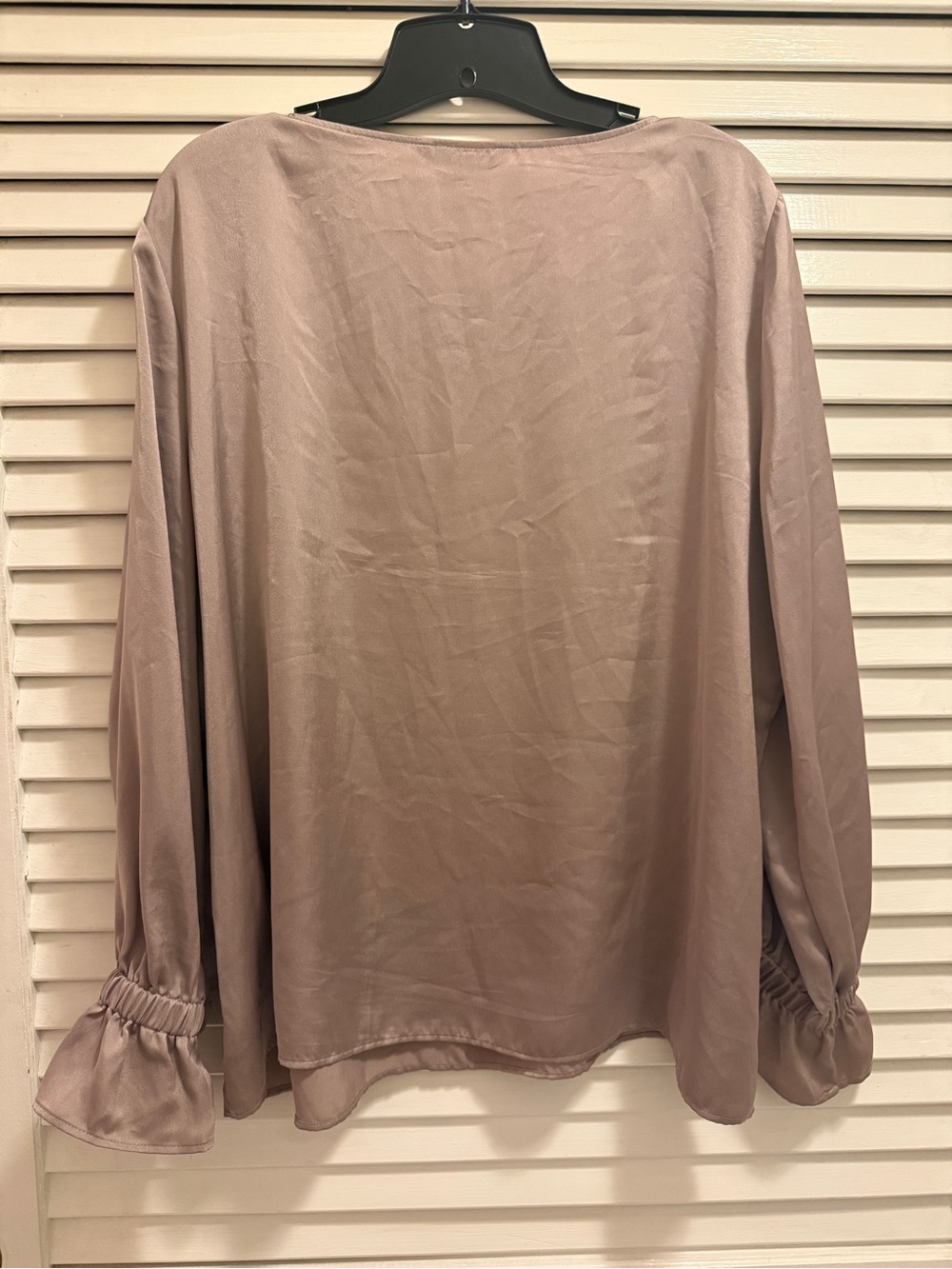 Elegant Banana Republic Satin Gold Long-Sleeve Blouse Women's Top - Picture 4 of 4